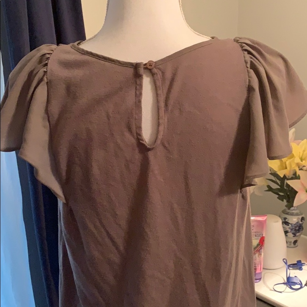 Cute gray top! - Picture 4 of 5